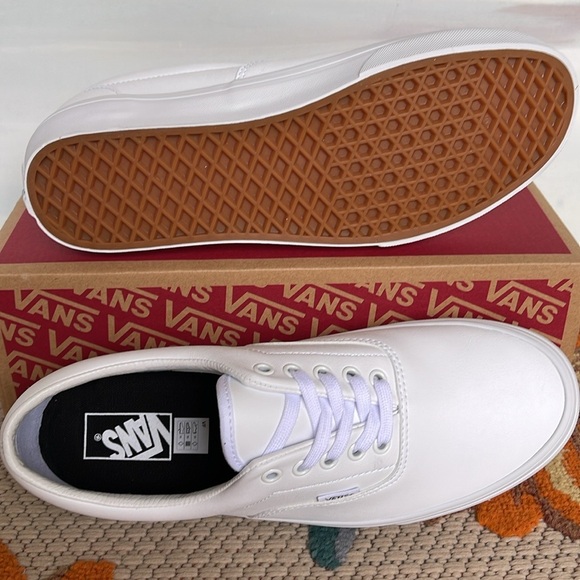 Vans Men’s Era Classic Tumble)Truewhite
VN0A38FRODJ
Sneakers - Picture 14 of 16